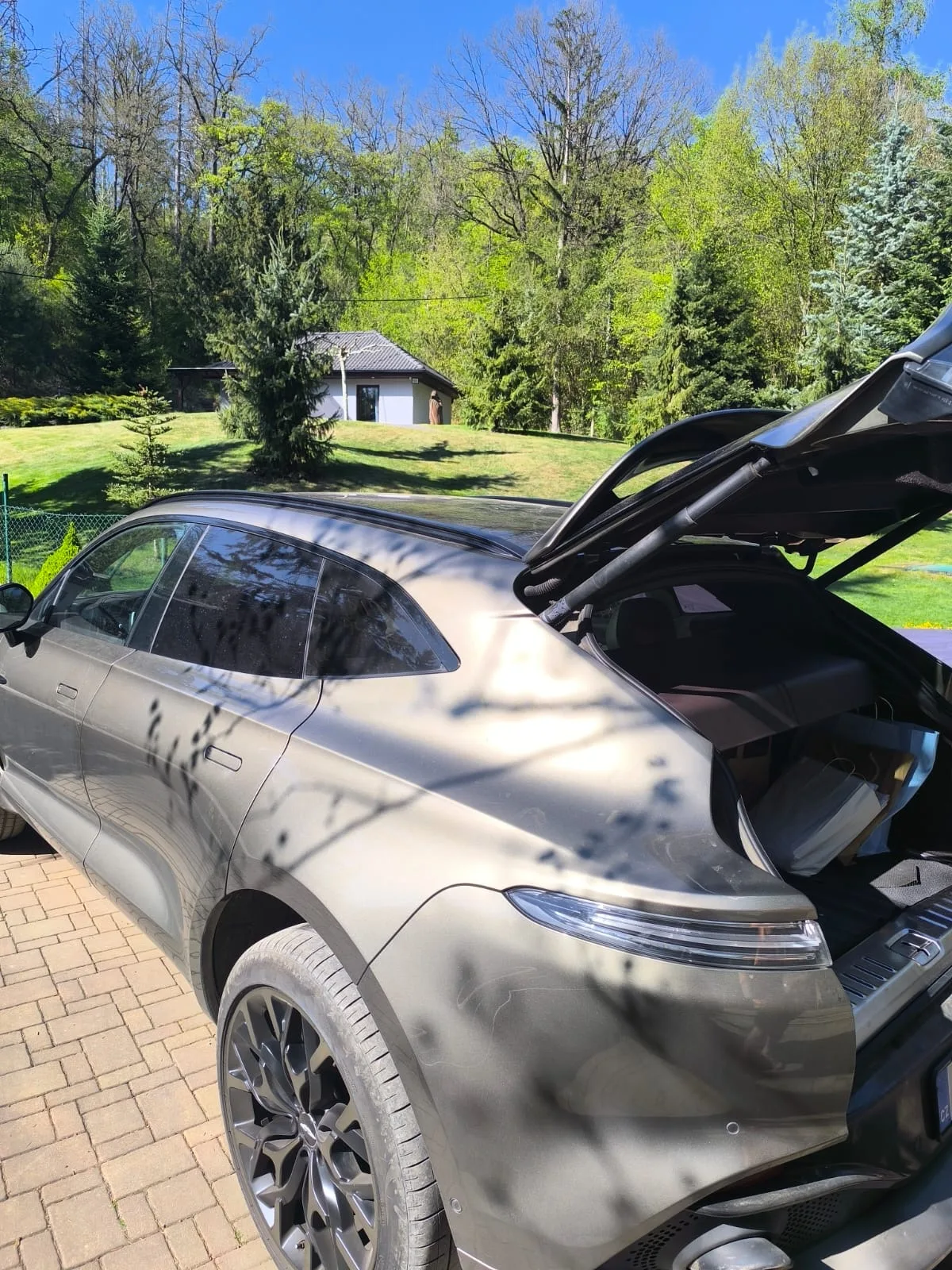 Otevřený Aston Martin DBX s odemčeným zavazadlovým prostorem – zámečník Praha otevřel vůz bez poškození